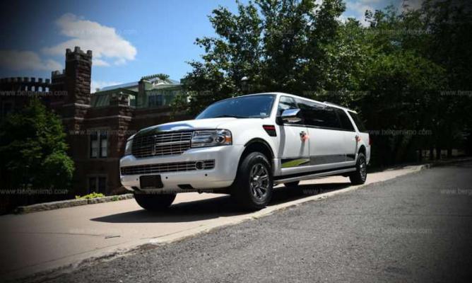 White Lincoln Navigator