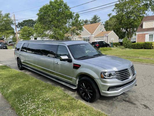 Silver Lincoln Navigator