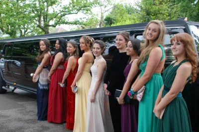 The Benefits Of Hiring A Limousine For Your Prom Party